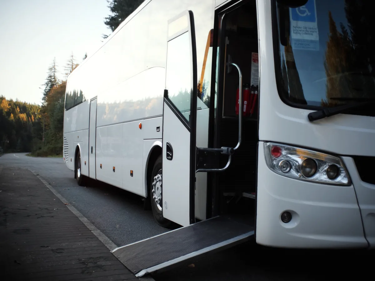 Überlandbus mit ausgefahrener Rollstuhlrampe an der mittleren Tür