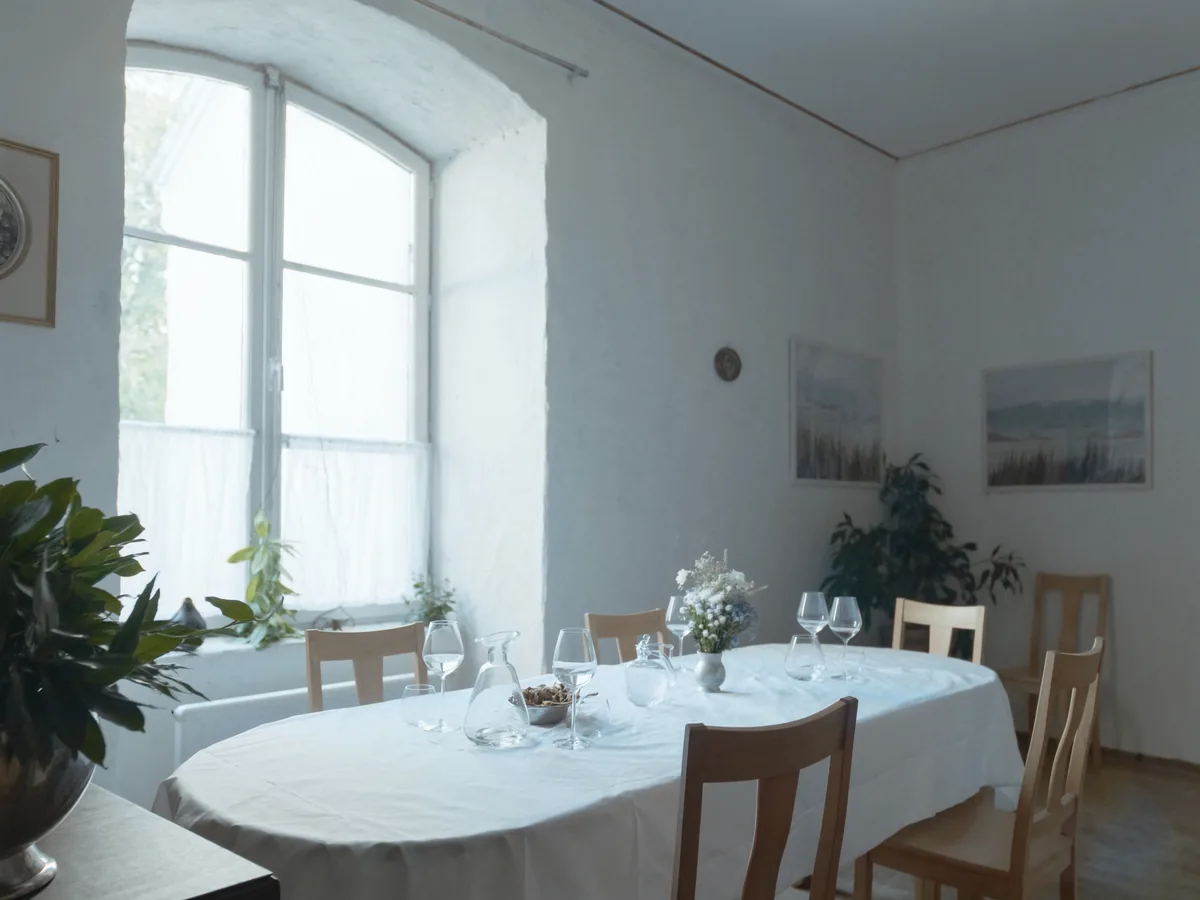 Gedeckter runder Tisch in einem hellen Gasthof