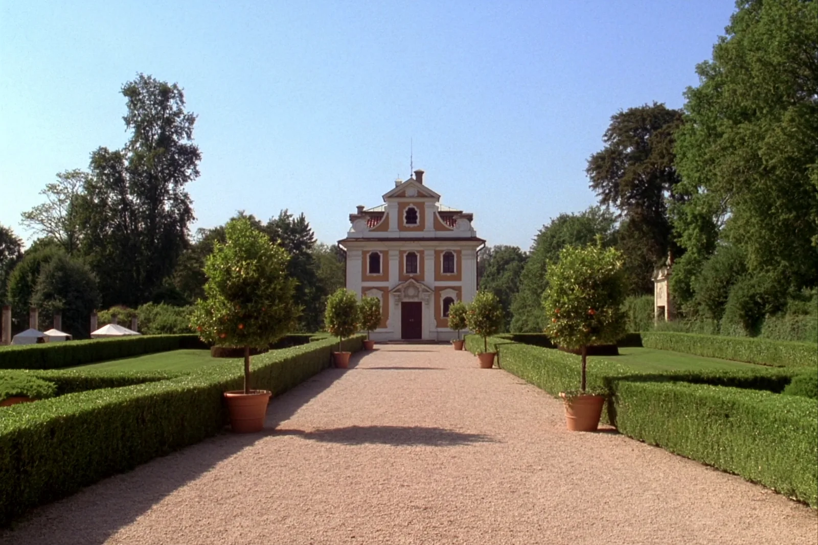 Barocker Schlossgarten mit geschnittenen Hecken und Kiesweg