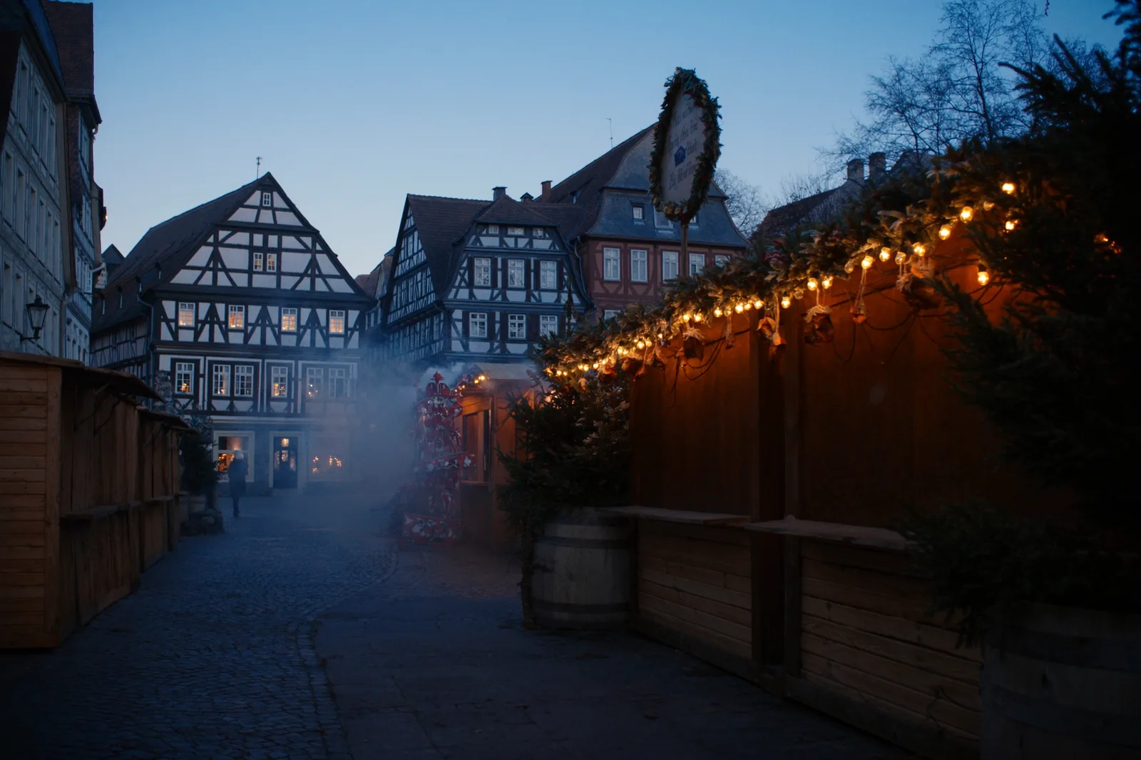 Weihnachtsmarkt in einer Fachwerkaltstadt in der Dämmerung